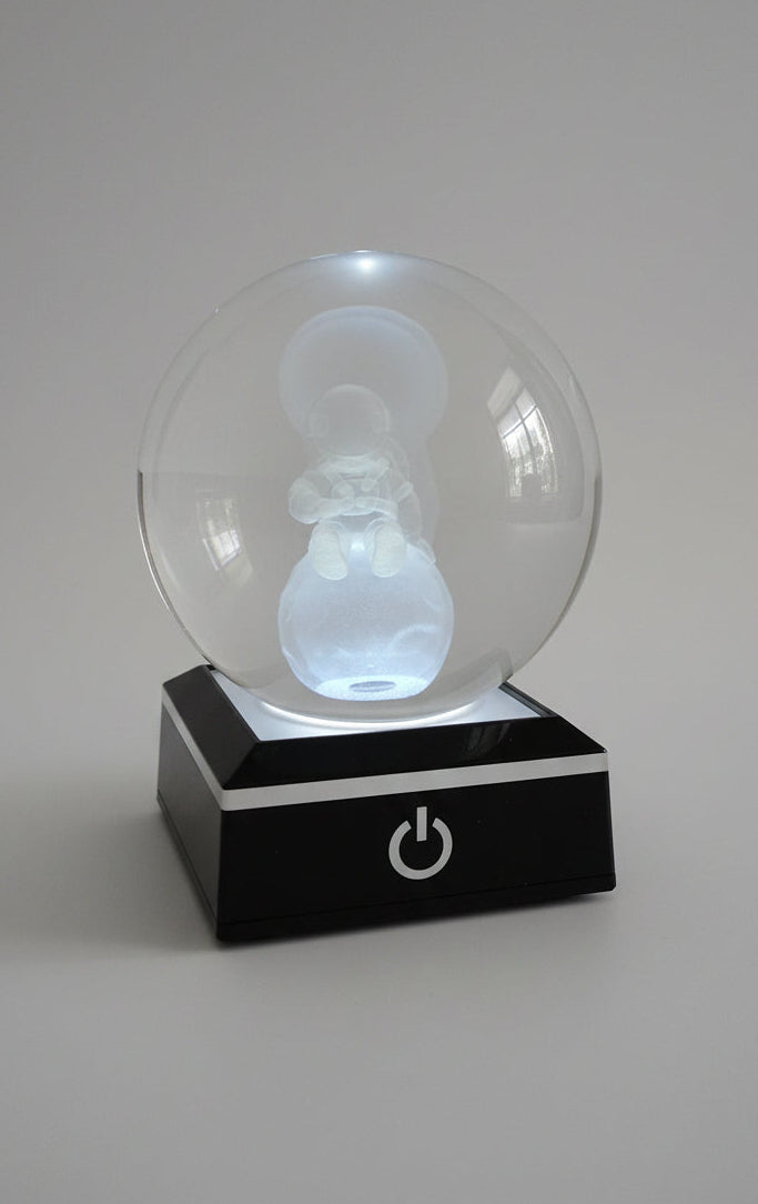 🌌 Sphère de Cristal Lumineuse Astronaute 3D – Socle LED Inclus | Fabriqué à Paris