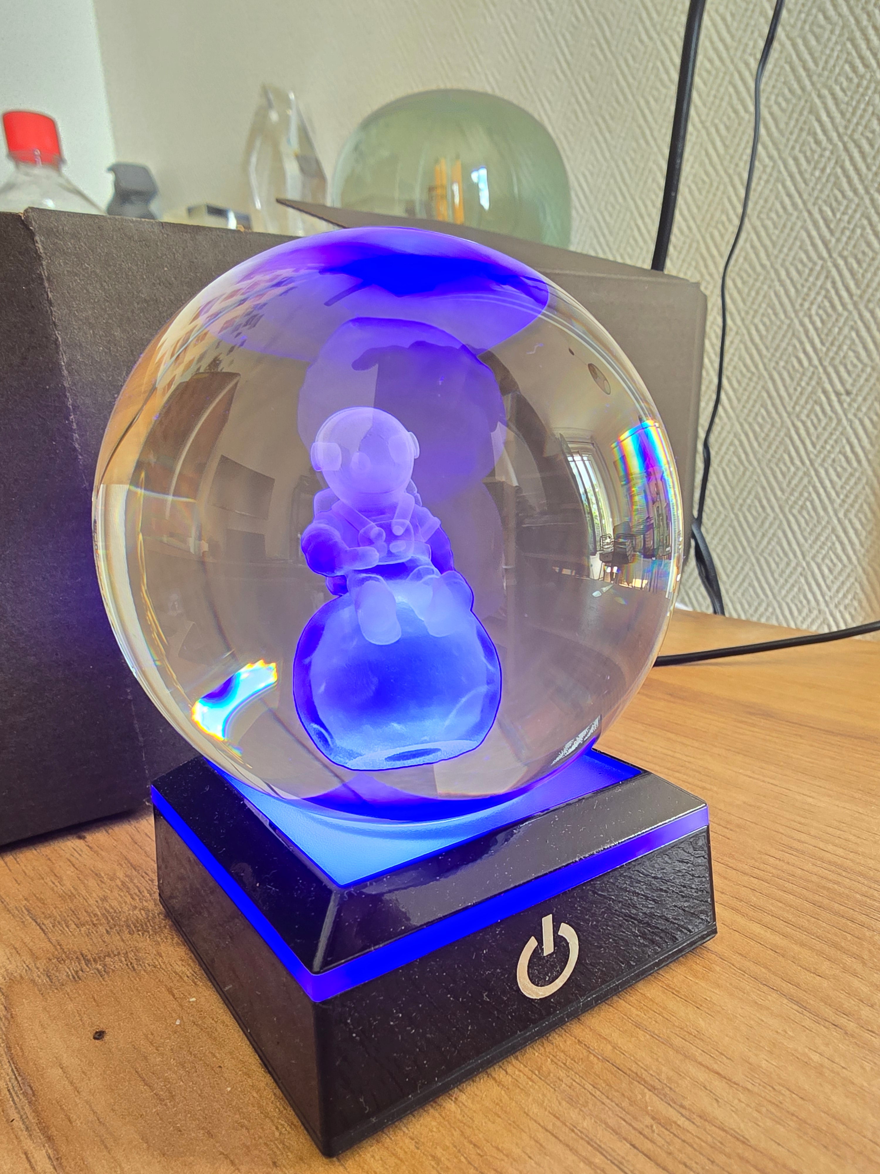 🌌 Sphère de Cristal Lumineuse Astronaute 3D – Socle LED Inclus | Fabriqué à Paris