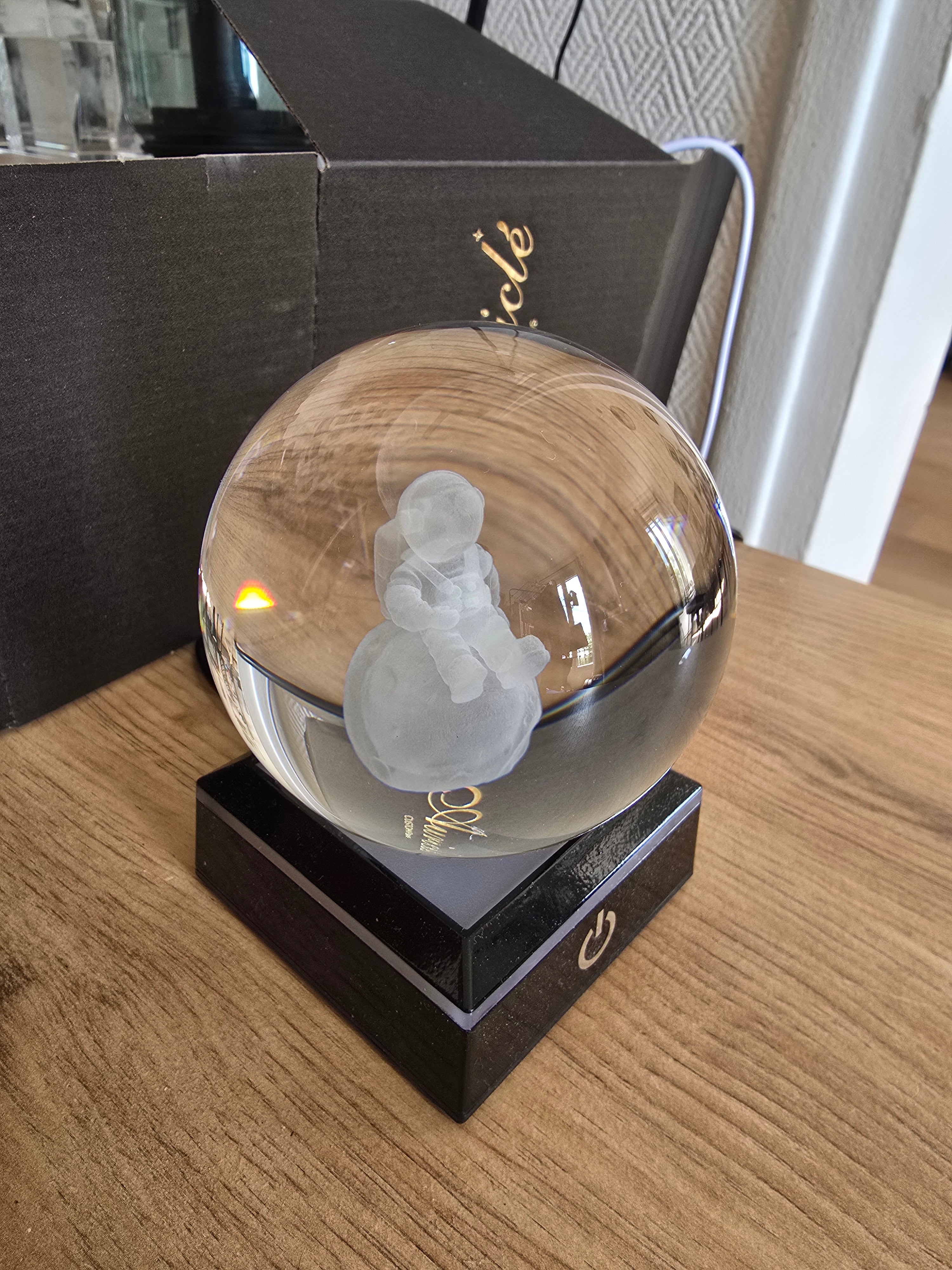 🌌 Sphère de Cristal Lumineuse Astronaute 3D – Socle LED Inclus | Fabriqué à Paris